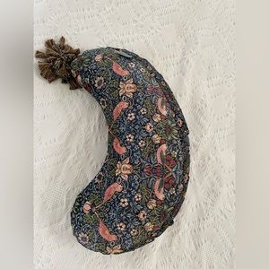 DockAtot nursing pillow